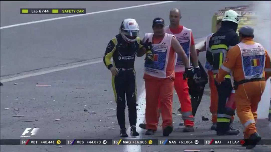 Sesto giro del GP del Belgio: Kevin Magnussen sbatte violentemente sulle barriere in uscita all&#39;Eau Rouge. Per fortuna l&#39;impatto  laterale e il pilota ne esce zoppicante ma illeso. Gara sospesa fino alle 14.41 per mettere a posto le barriere 